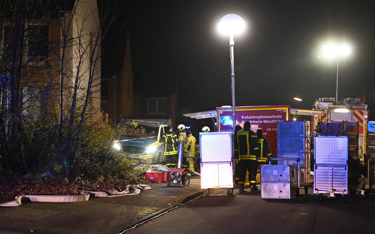 Feuerwehr, Polizei und Katastrophenschutz waren mit großer Ausrüstung vor Ort im Einsatz.