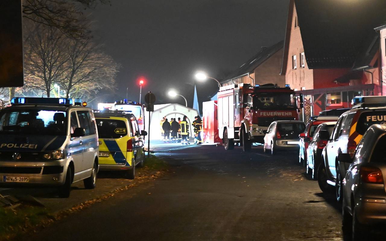Die Einsatzkräfte stellten vor dem betroffenen Wohnhaus auch ein Gefahrstoffzelt auf.