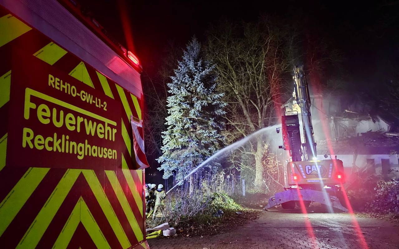 Ein Bagger riss den abgebrannten Dachstuhl des Hauses ab.