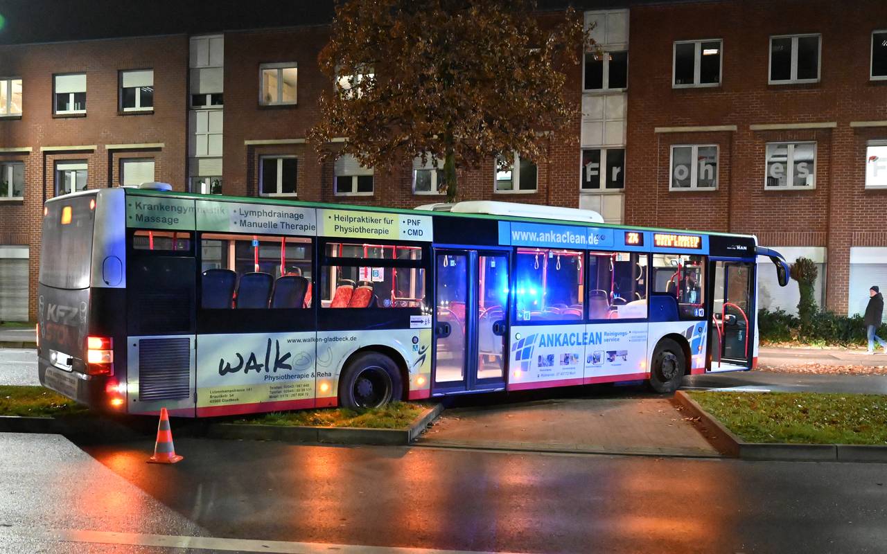 Bus fährt sich auf Mittelinsel in Dorsten fest