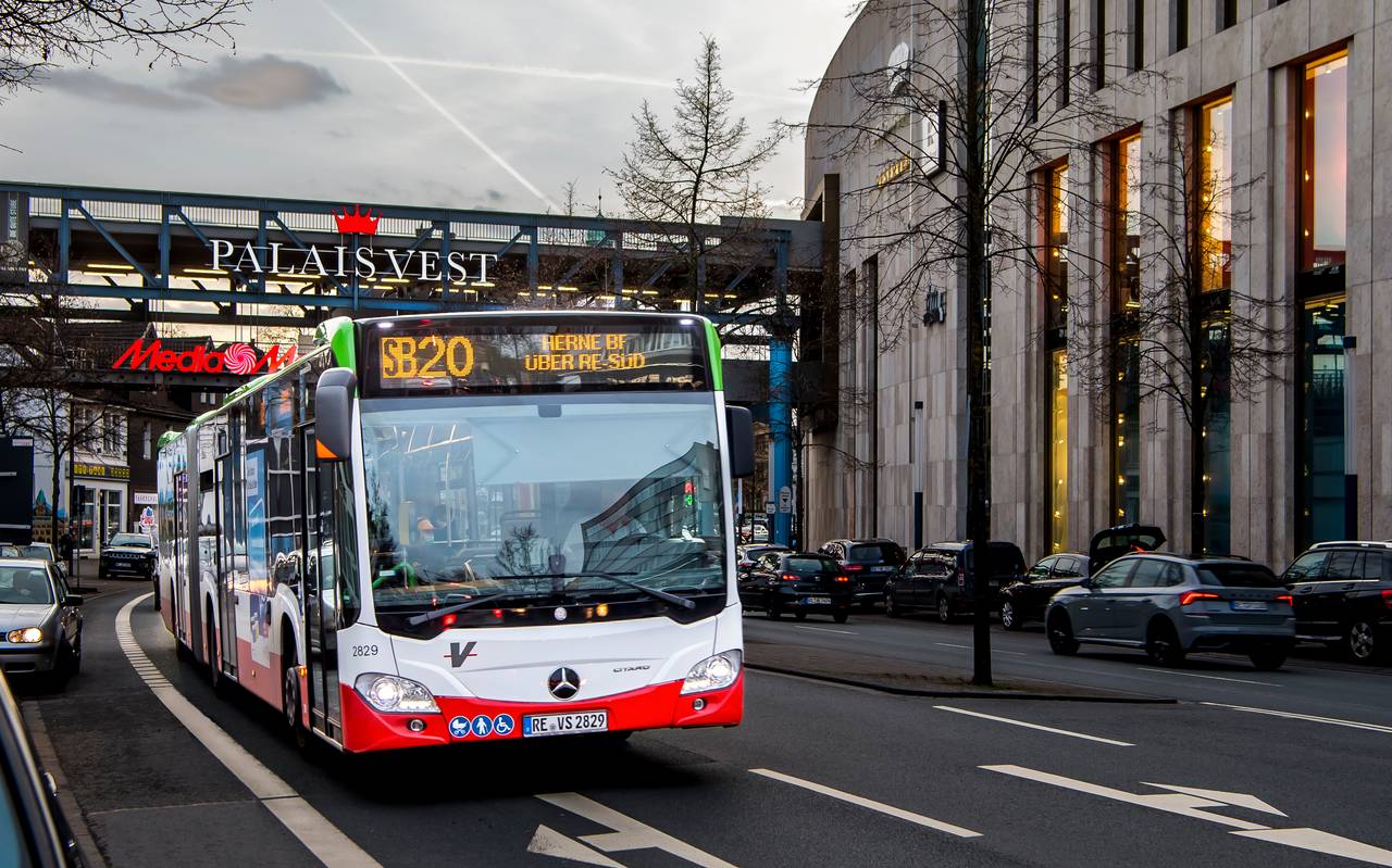 Ein Bus der Vestische fährt am Recklinghäuser Palais Vest vorbei.