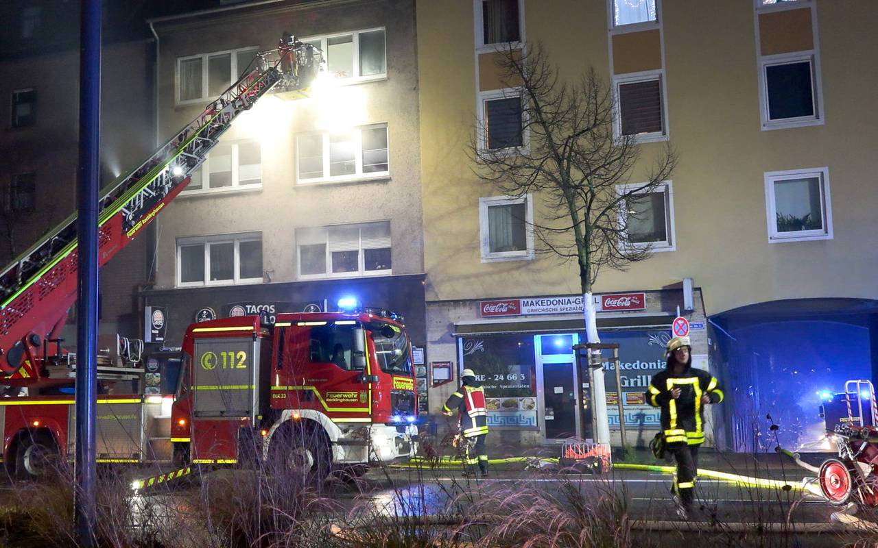 Die Feuerwehr hatte den Brand in der Shisha-Bar am Steintor in Recklinghausen schnell unter Kontrolle, es entstand jedoch hoher Sachschaden.