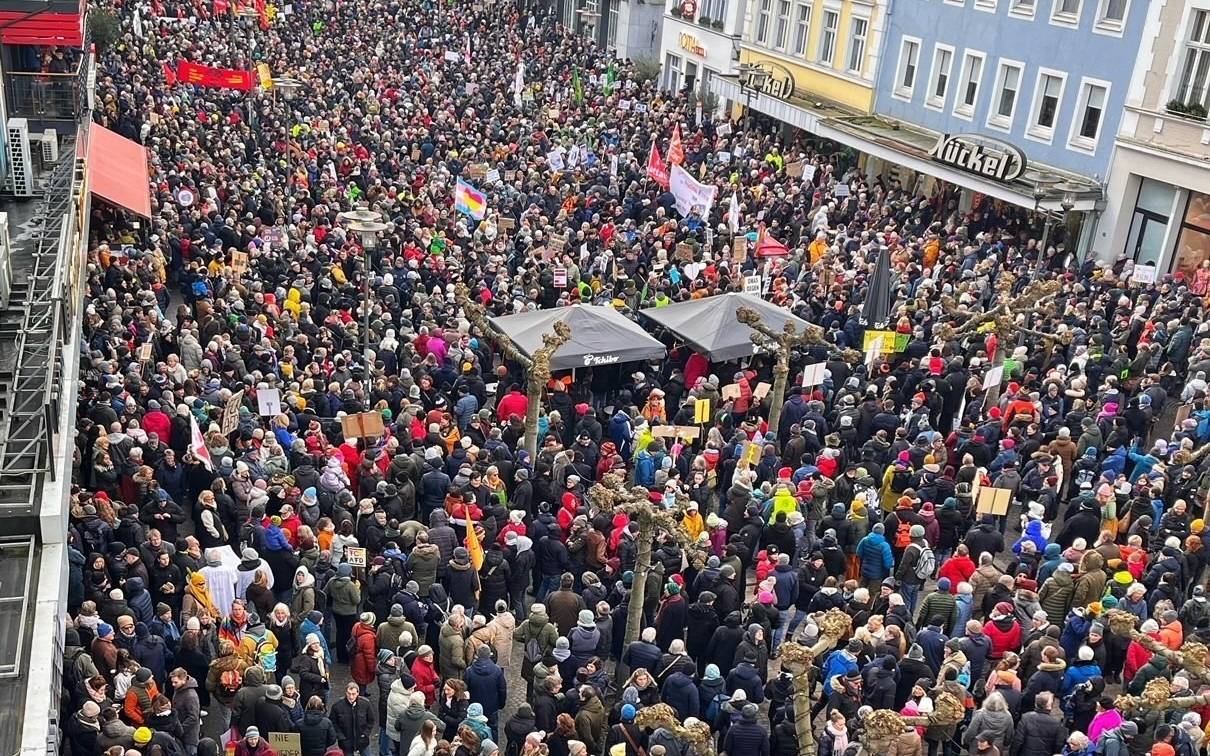 Die Recklinghäuser Innenstadt war bei der ersten Demo gegen Rechts komplett voll.