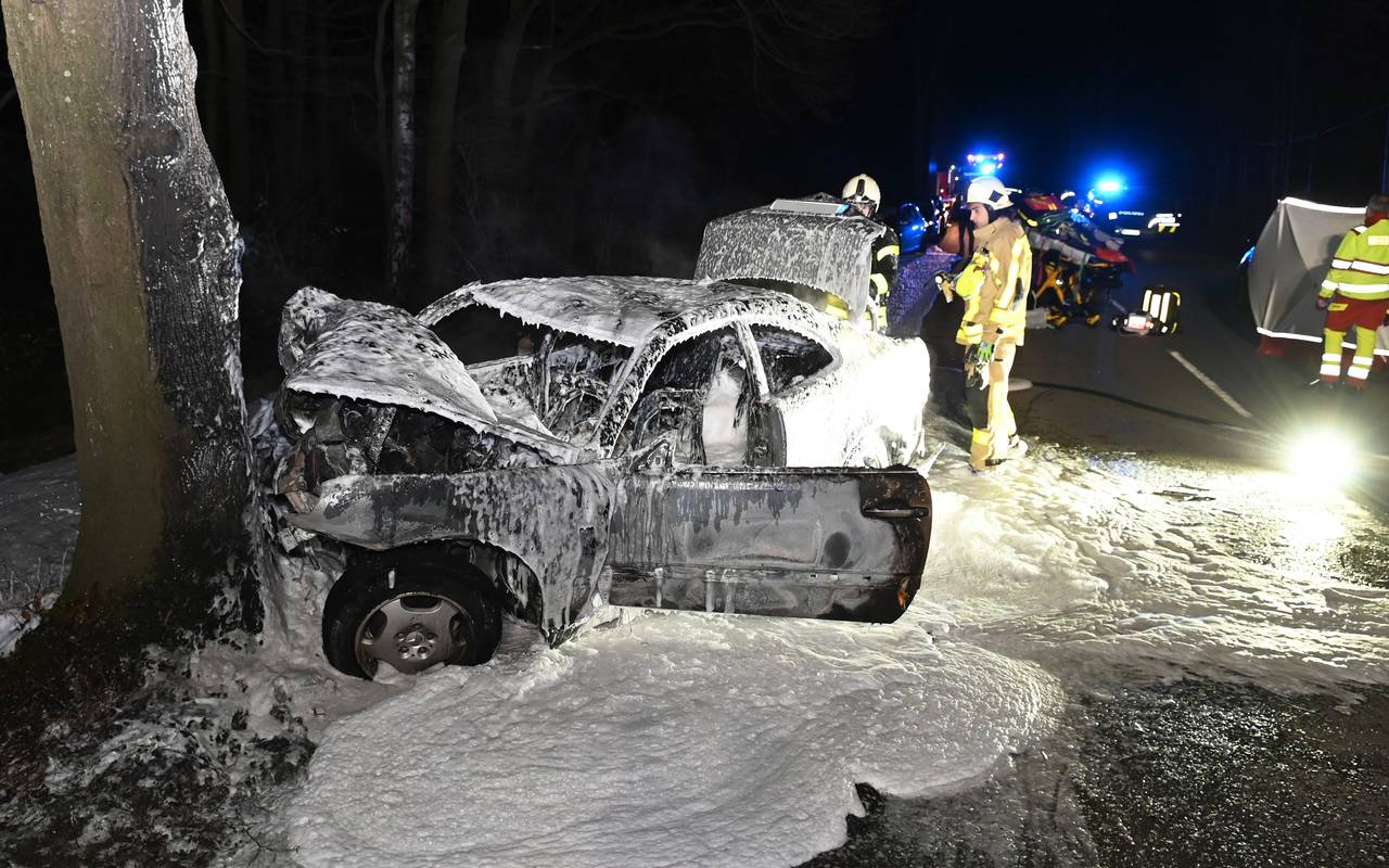 Die Feuerwehr löschte das brennende Auto auf der B224 mit jeder Menge Löschschaum.