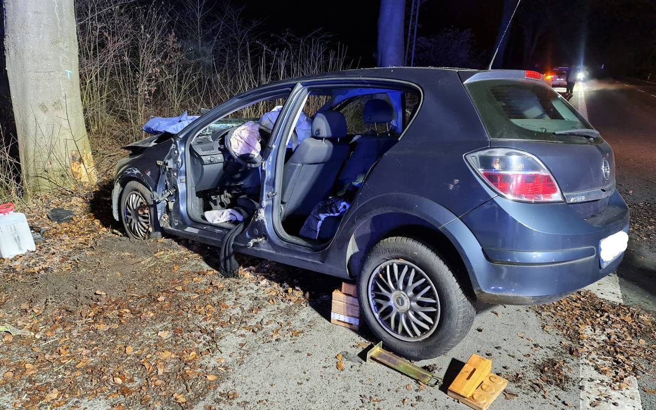 Der Unfallwagen steht völlig demoliert vor dem Baum, gegen den die Autofahrerin in Datteln gekracht ist.