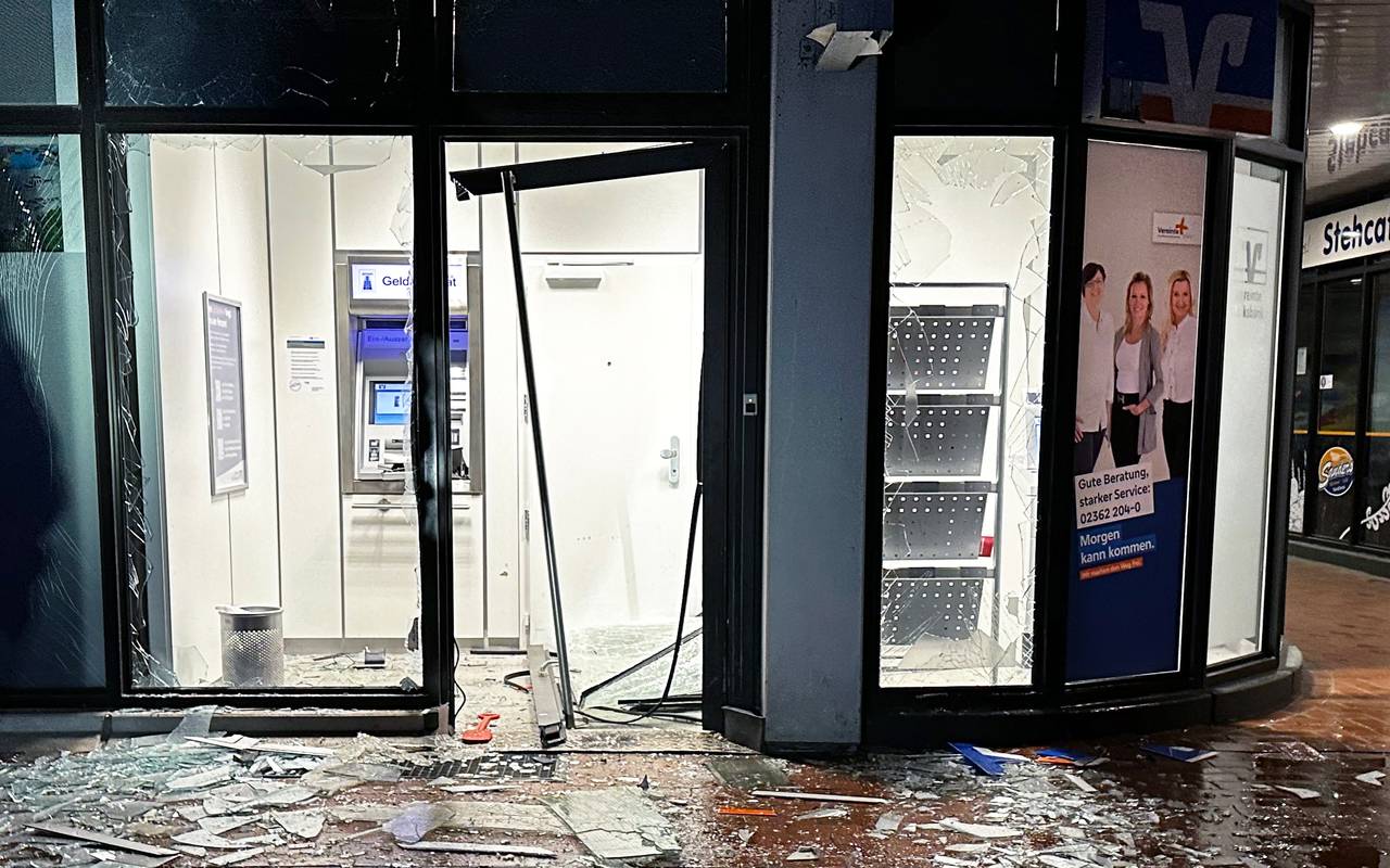 Die SB-Filiale der Volksbank wurde durch die Explosion komplett verwüstet.