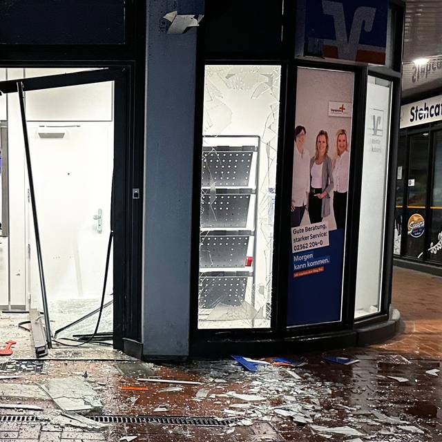 Die SB-Filiale der Volksbank wurde durch die Explosion komplett verwüstet.