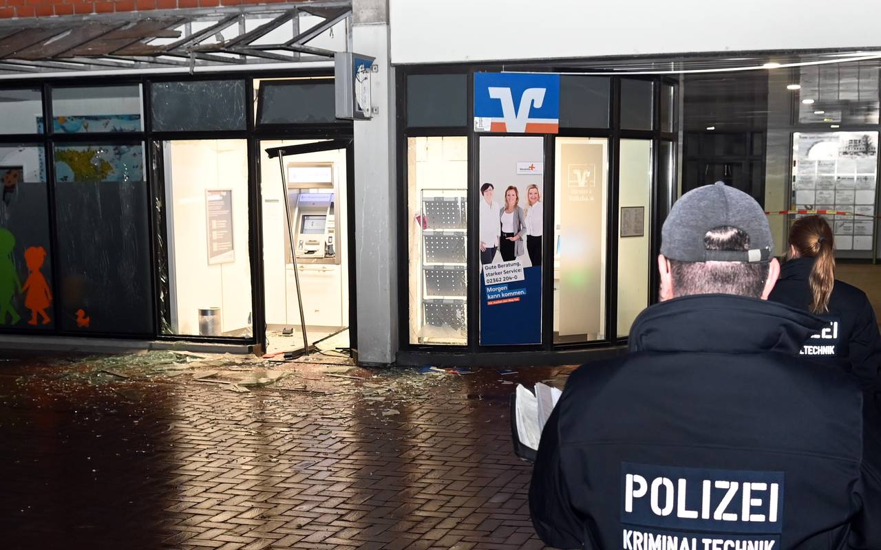Die Kripo sicherte vor und in der Volksbank in Dorsten etliche Spuren.