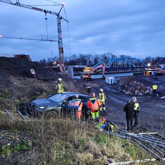 Das Unfallauto kam auf der Baustelle für die neue Löringhofbrücke in Datteln zum Stehen.