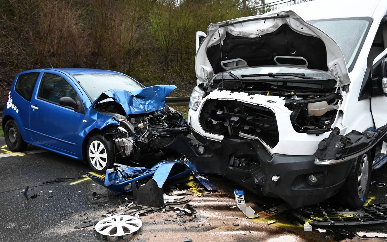 Die beiden Fahrzeuge sind nach dem Unfall in Dorsten nur noch schrott.