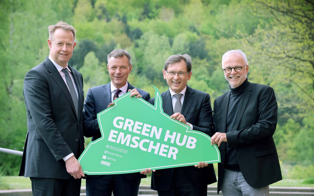 RAG-Vorstand Michael Kalthoff, Recklinghausens Bürgermeister Christoph Tesche, Hernes Oberbürgermeister Dr. Frank Dudda und Hertens Bürgermeister Matthias Müller stellen das Projekt vor.