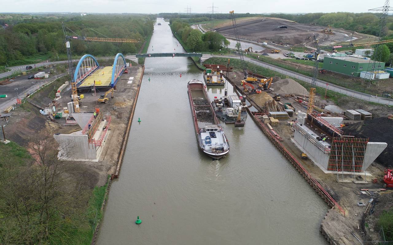 Die fertige Brückenkonstruktion liegt noch am Dattelner Ufer und wird nun auf die Träger transportiert.