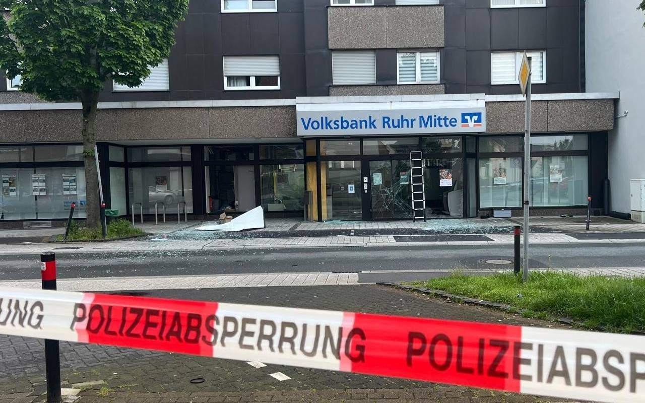 Vor der Volksbank-Filiale in Herten liegen nach der Explosion überall Glassplitter verteilt.
