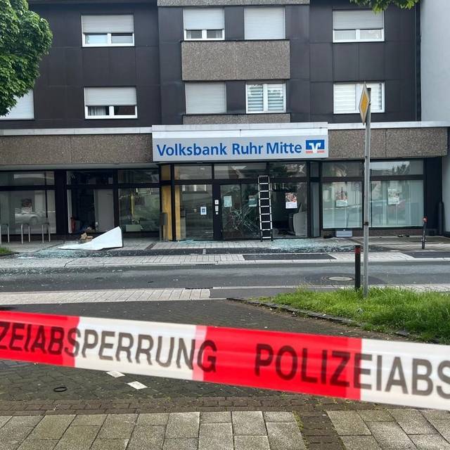 Vor der Volksbank-Filiale in Herten liegen nach der Explosion überall Glassplitter verteilt.