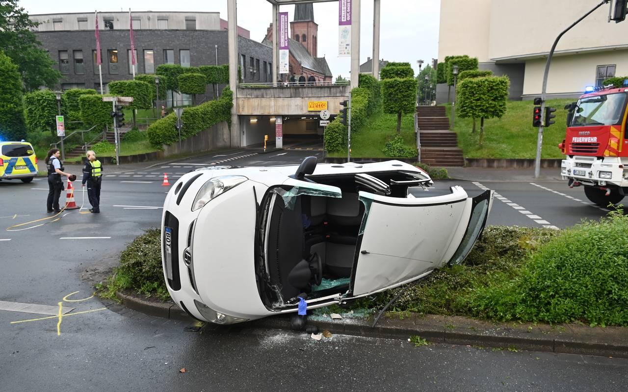 Einer der beiden Autos kippte durch den Unfall auf die Seite.