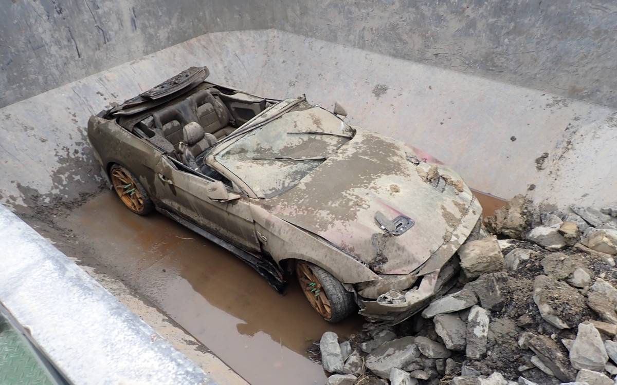 Das Cabrio wurde völlig zerstört aus dem Datteln-Hamm-Kanal gezogen.