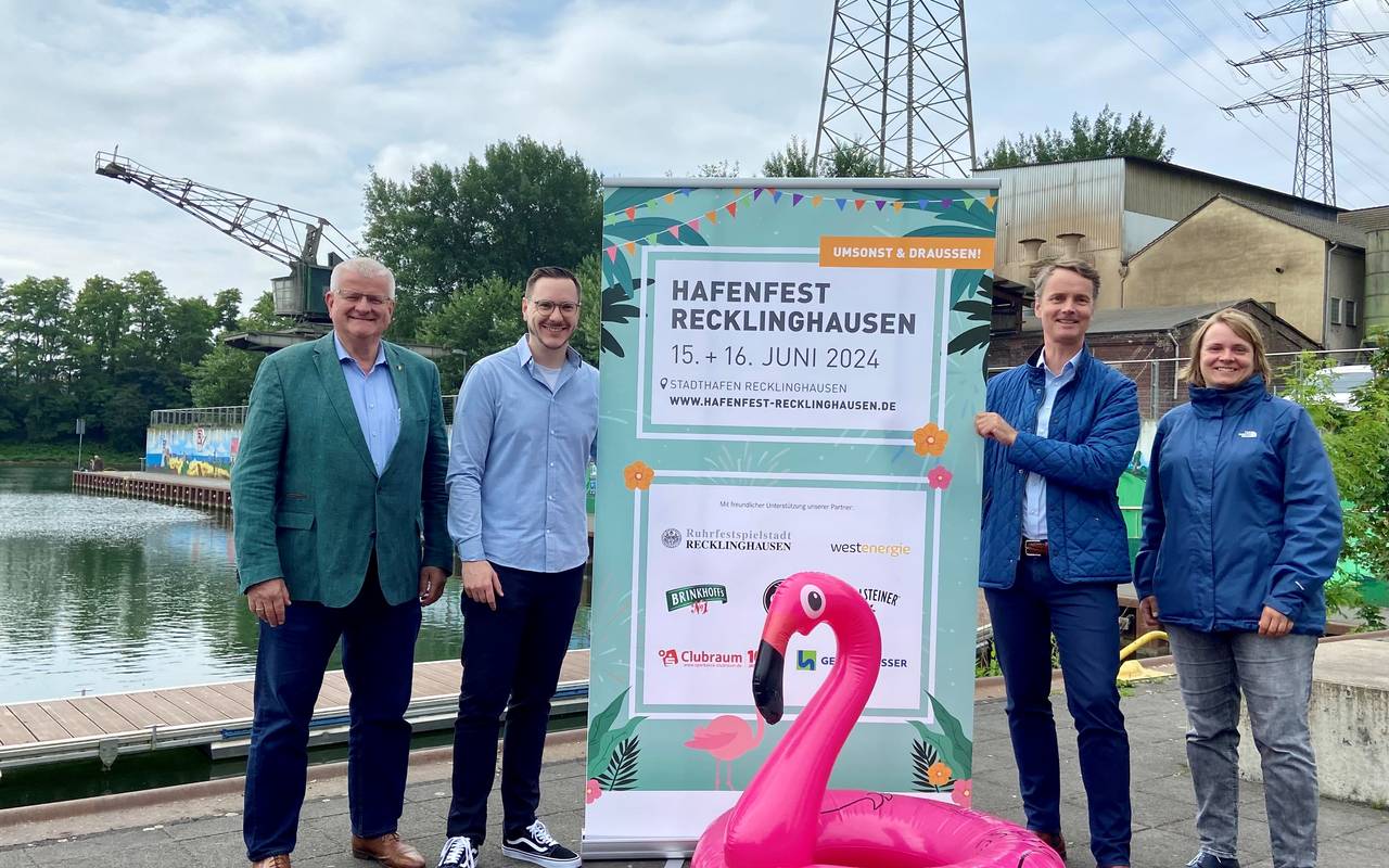 Der Erste Beigeordnete Ekkehard Grunwald (v.l.) stellte gemeinsam mit Markus Zimmer (Mosaik Management), Georg Gabriel (Abteilungsleiter Stadtmarketing) und Jessica Dehms (Stadtmarketing) das Programm des diesjährigen Hafenfestes vor.