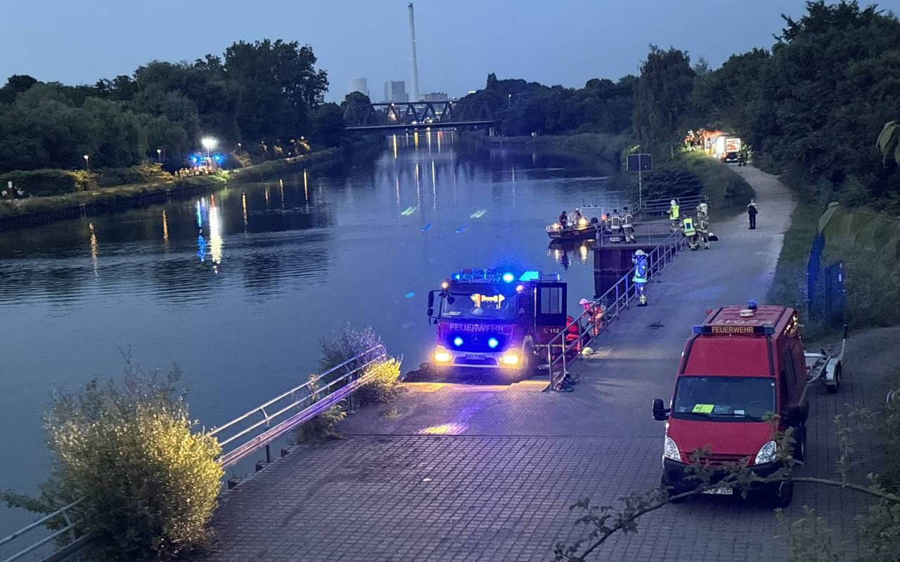 Die Feuerwehr suchte mit vielen Einsatzkräften den Rhein-Herne-Kanal ab.