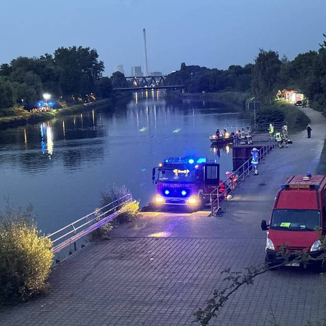 Die Feuerwehr suchte mit vielen Einsatzkräften den Rhein-Herne-Kanal ab.