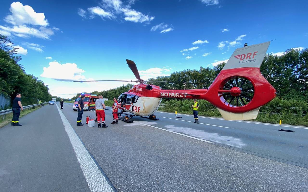 Der kaputte Rettungshubschrauber blockierte stundenlang die A2 bei Castrop-Rauxel/Henrichenburg.