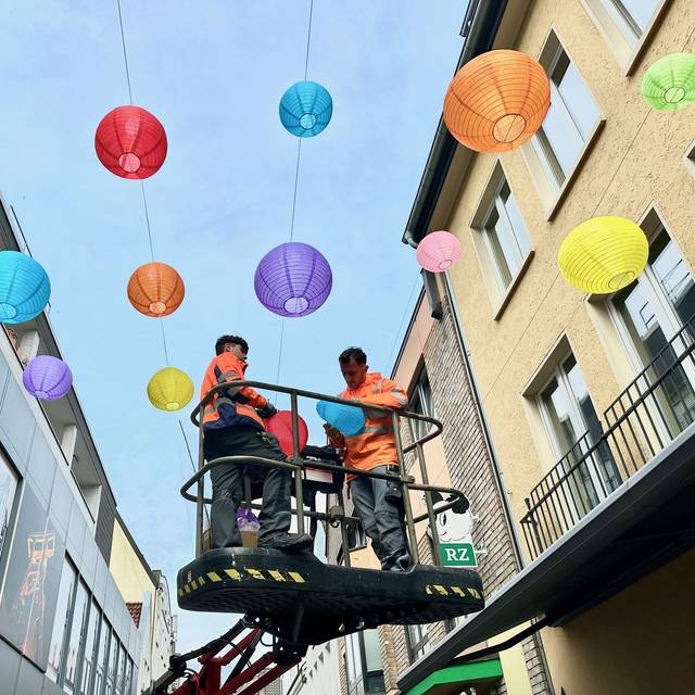 Elektriker vom KSR installieren an der Große Geldstraße die ersten bunten Lampions.