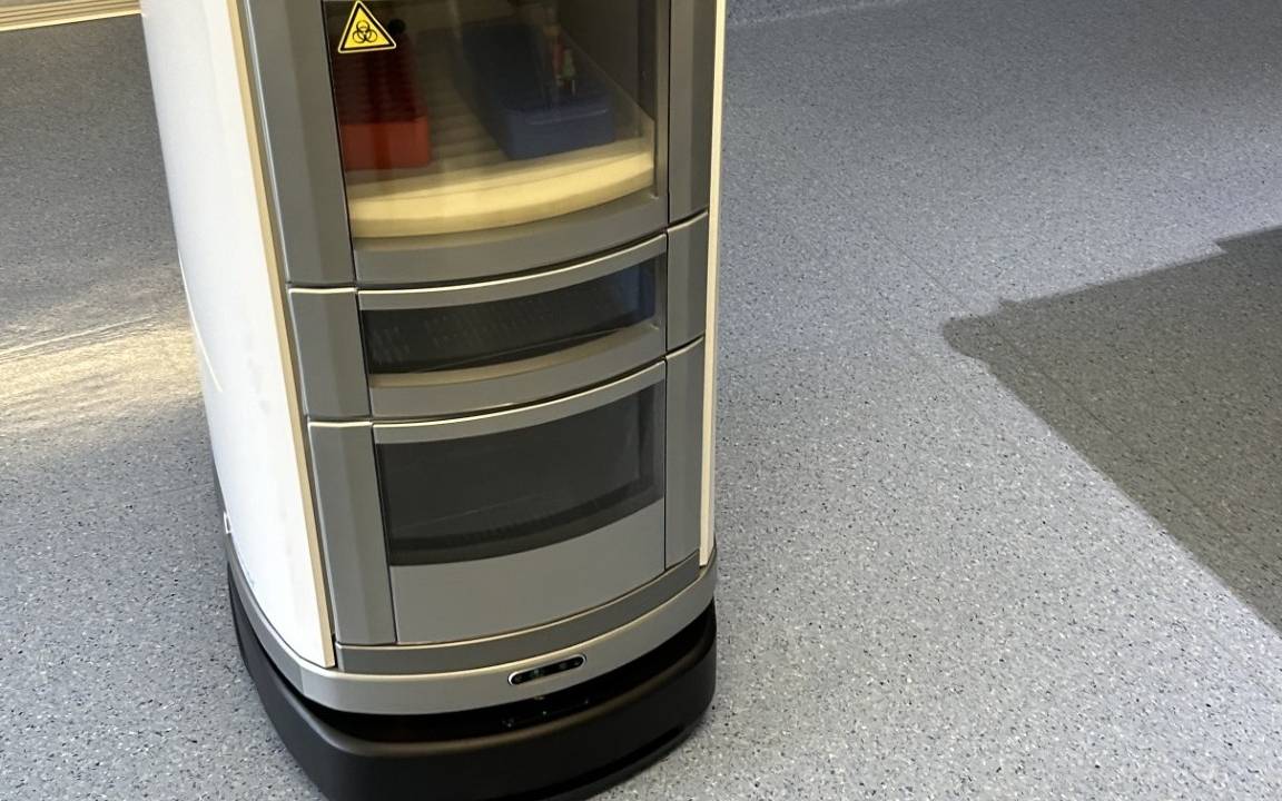 Roboter Kurti transportiert Blutproben im Prosper Hospital in Recklinghausen.