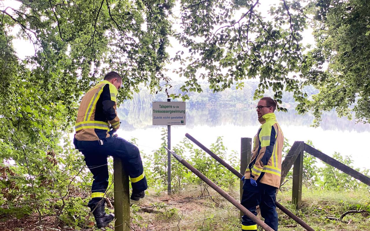 Nach dem Fund einer Wasserleiche im Hullerner Stausee rückte auch die Feuerwehr Haltern an.
