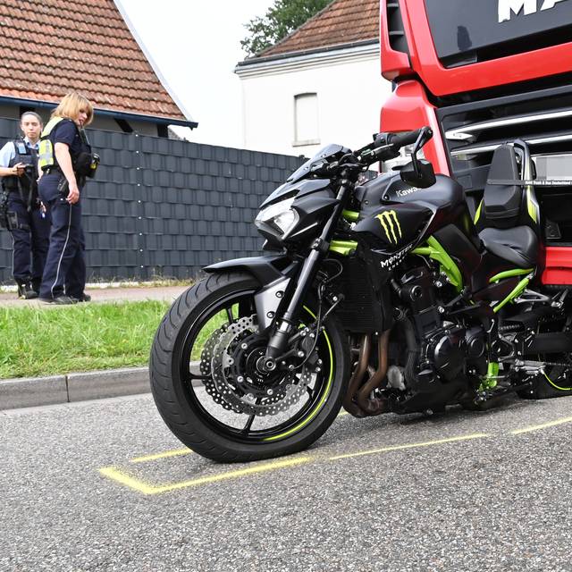 Der hintere Teil des Motorrads geriet bei dem Unfall auf der B58 in Dorsten komplett unter den LKW.