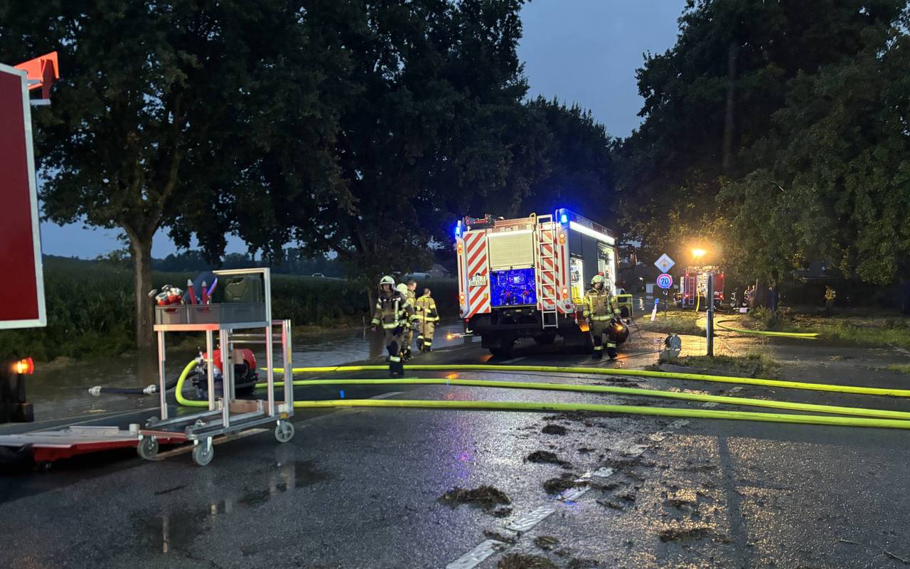 Auf der Rekener Straße in Haltern stand das Wasser nach dem Starkregen sehr hoch. Die Feuerwehr musste es abpumpen.