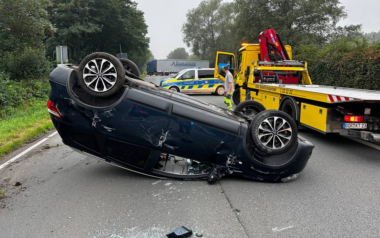 Ein Auto landete nach dem Unfall auf der B225 in Dorsten auf dem Dach.