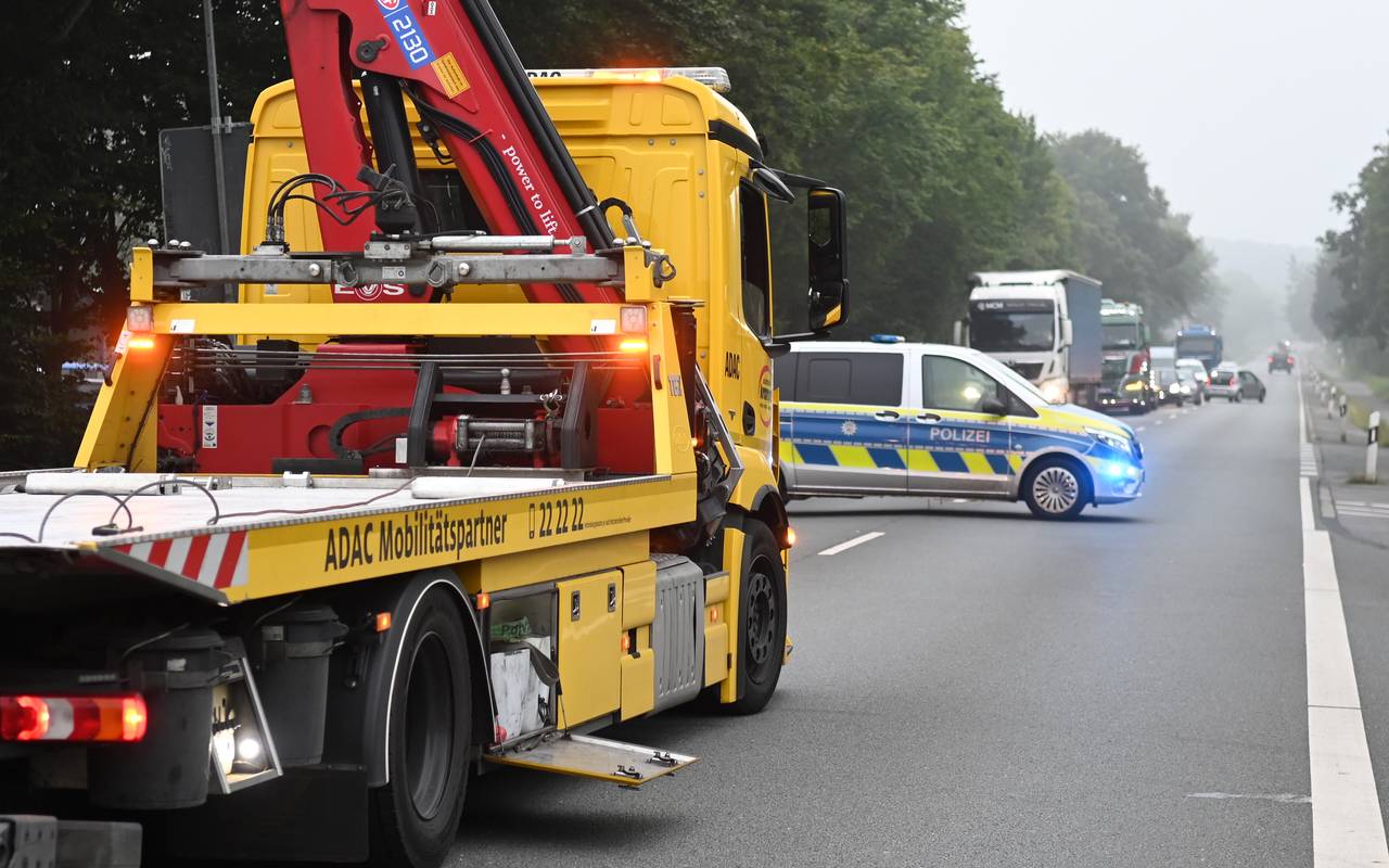 Die Polizei sperrte die B225 in Dorsten für die Unfallaufnahme und dem Abschleppen der Unfallautos ab.