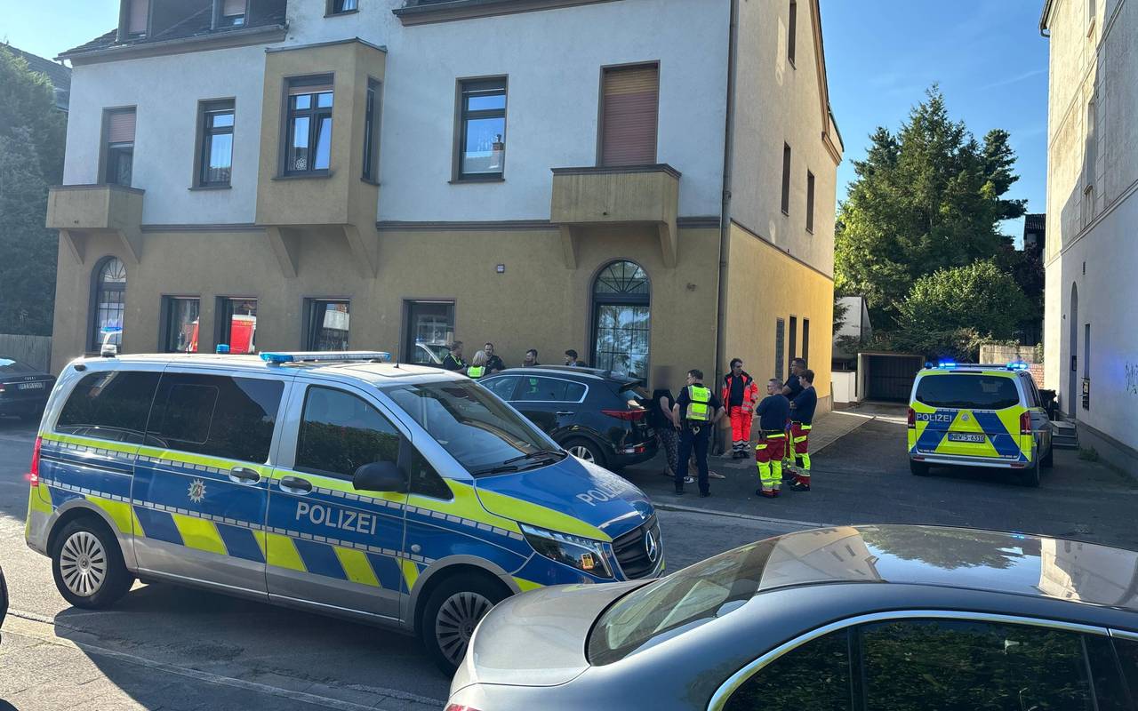 Mehrere Einsatzkräfte von Polizei und Rettungsdienst stehen vor einem Haus in Recklinghausen-Grullbad.
