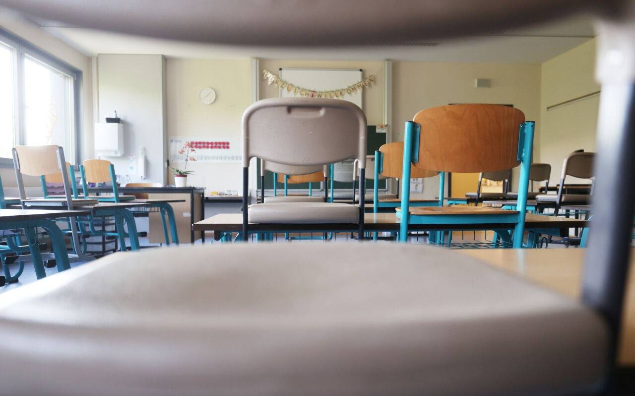 Stühle stehen auf den Schulbänken in einem Klassenraum der Wilhelm Busch Grundschule. Am 01.08.2024 ist in Thüringen der Start des neuen Schuljahres 2024/25.