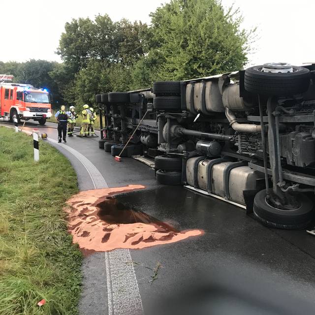 Der LKW kippte bei dem Unfall auf die Seite. Dadurch liefen Betriebsstoffe aus.