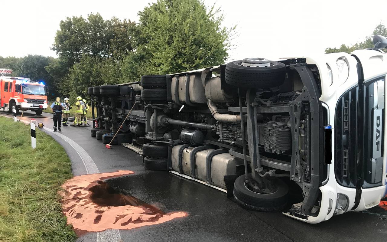 Der LKW kippte bei dem Unfall auf die Seite. Dadurch liefen Betriebsstoffe aus.