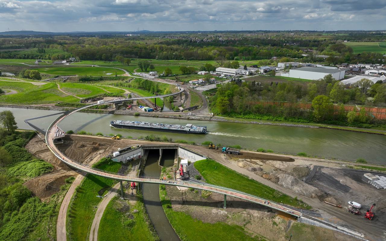 Die Brücke "Sprung über die Emscher" ist geschwungen und mehr als 400 Meter lang.