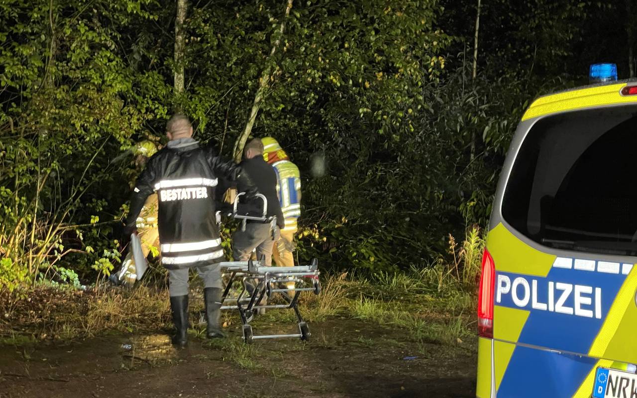 Rettungskräfte und ein Bestatter transportieren die in Recklinghausen gefundene Leiche ab.