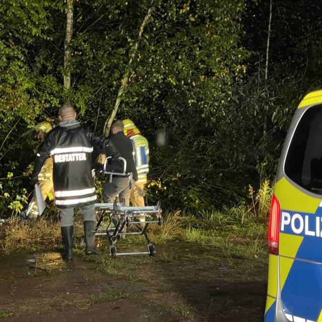 Rettungskräfte und ein Bestatter transportieren die in Recklinghausen gefundene Leiche ab.