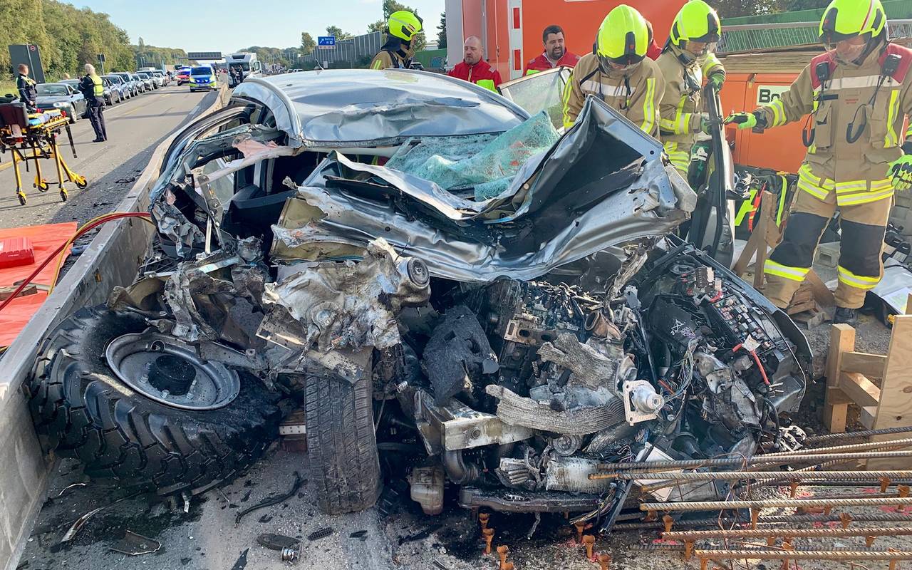 Das Auto wurde durch den Zusammenprall mit einer Baumaschine auf der A2 komplett zerstört.