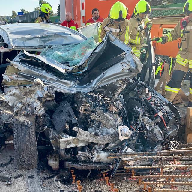 Das Auto wurde durch den Zusammenprall mit einer Baumaschine auf der A2 komplett zerstört.