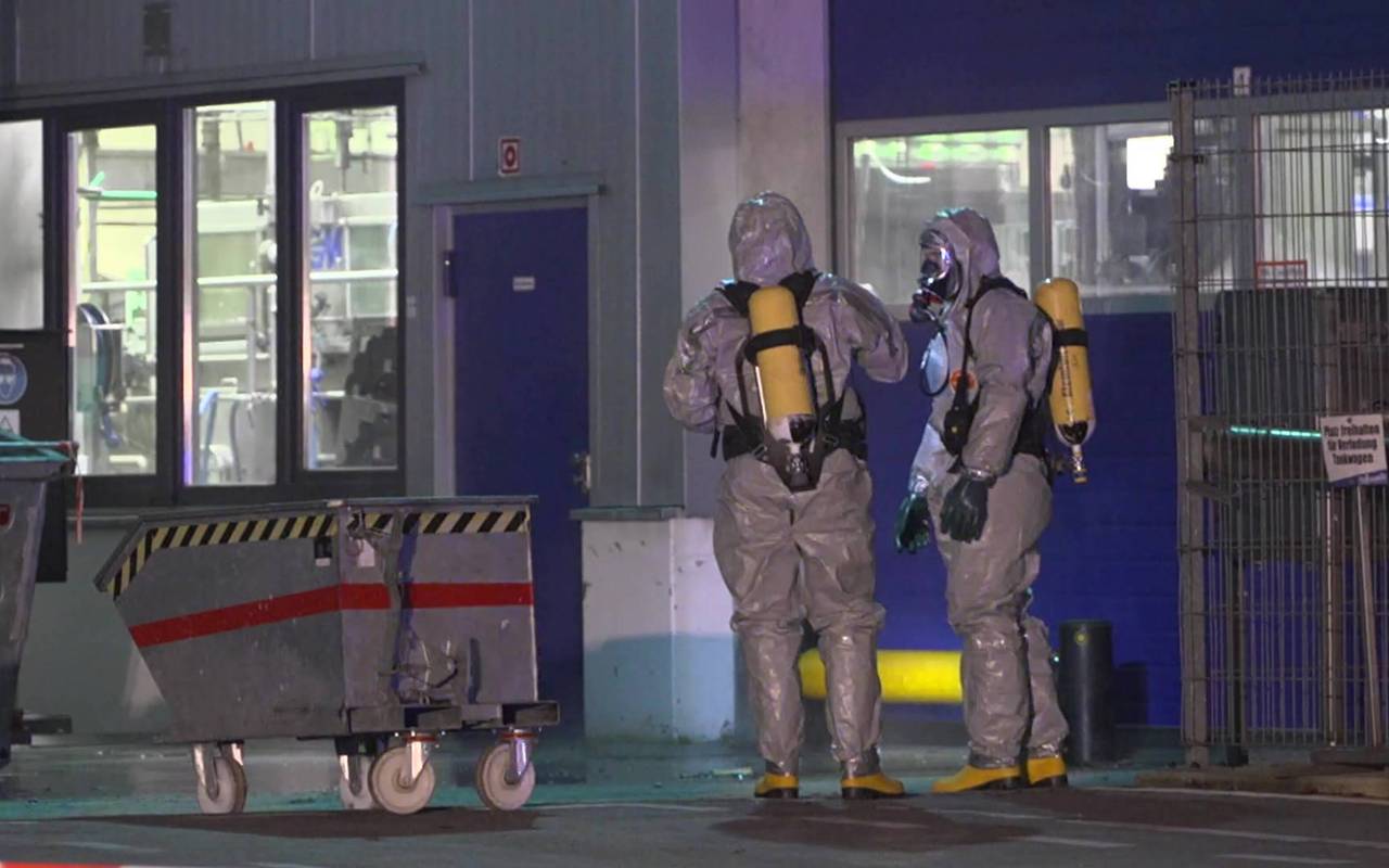 Feuerwehrleute in Schutzanzügen sind bei der Stiftsquelle in Dorsten im Einsatz.