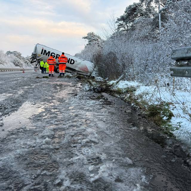 Der LKW rutschte bei Dorsten auf glatter Fahrbahn von der A31 in den Graben.