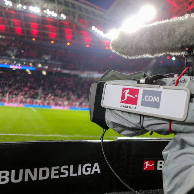 Eine TV-Kamera steht am Spielfeldrand. Der Pay-TV-Sender Sky hat sich bei der Medienrechte-Auktion der Fußball-Bundesliga die Spiele am Freitag und Samstag gesichert.