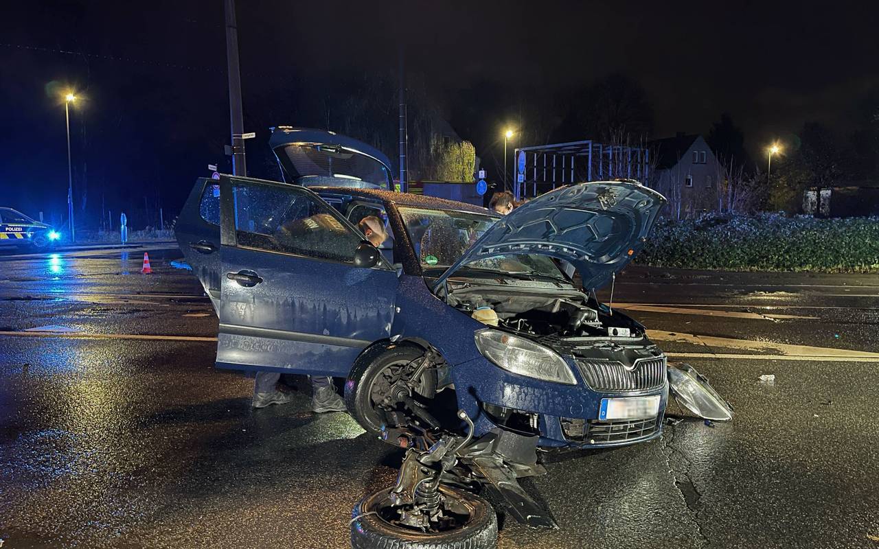 Bei dem Unfall in Recklinghausen-Hochlarmark wurde die Vorderachse eines Autos komplett rausgerissen und die Front total zerstört.