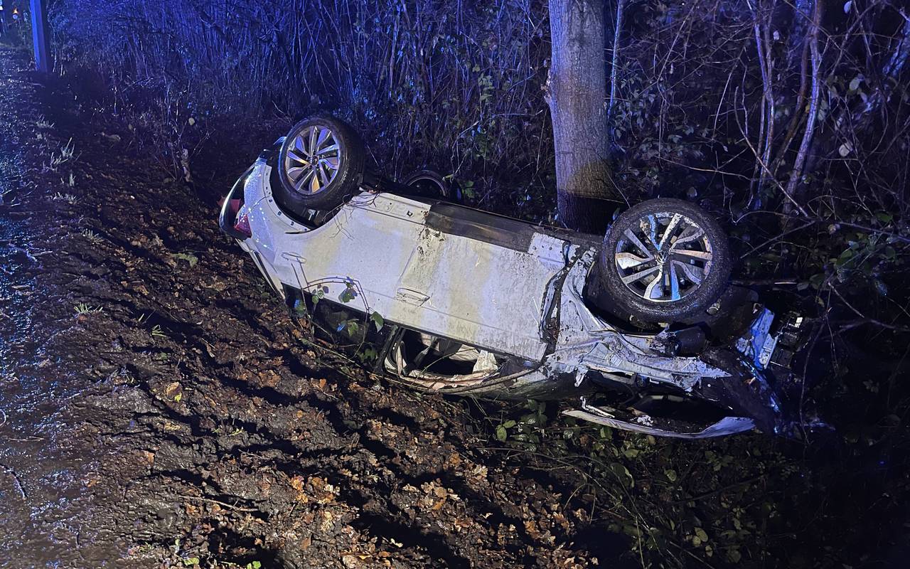 Einer der beiden Unfallwagen überschlug sich und landete im Graben auf dem Dach.