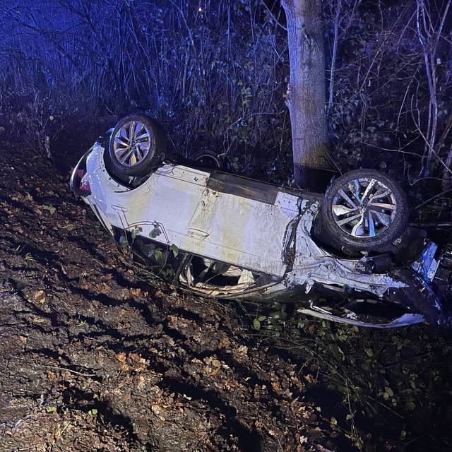 Einer der beiden Unfallwagen überschlug sich und landete im Graben auf dem Dach.