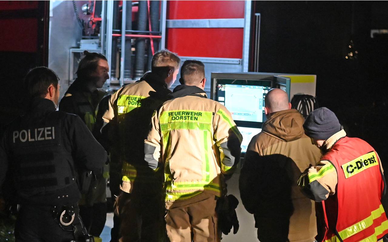 Einsatzkräfte schauen sich die Bilder einer eingesetzten Drohne bei der Suche nach dem vermissten Kind in Dorsten an.