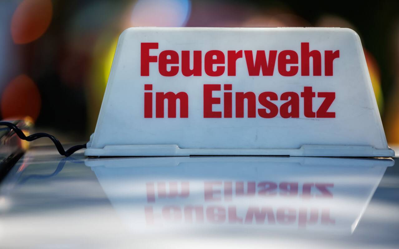 "Feuerwehr im Einsatz" steht auf einem mobilen Auto-Dachschild.