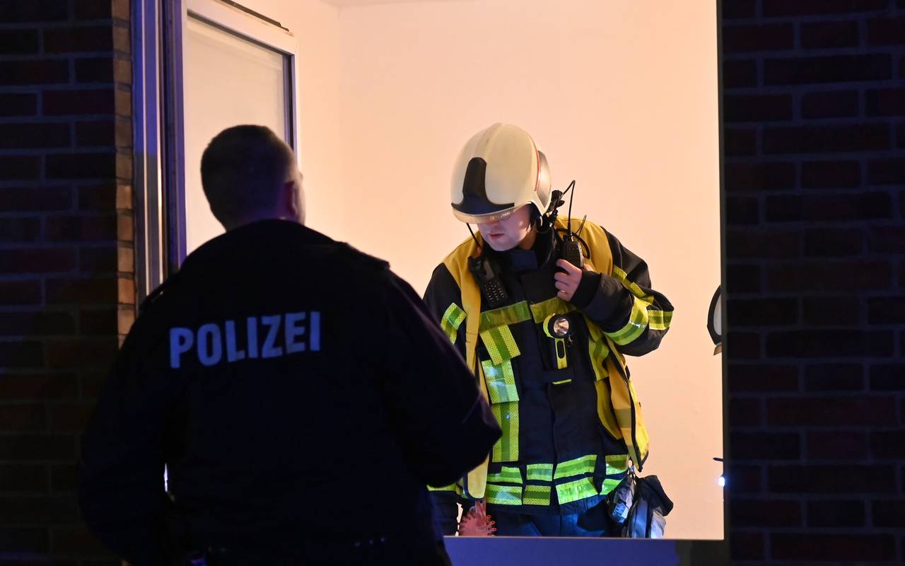 Polizei und Feuerwehr untersuchen das Fenster in der Dorstener Innenstadt, durch das der Böller geworfen wurde.