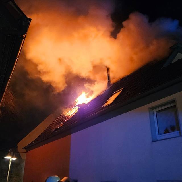Hohe Flammen schlugen aus dem Haus in Datteln-Ahsen.